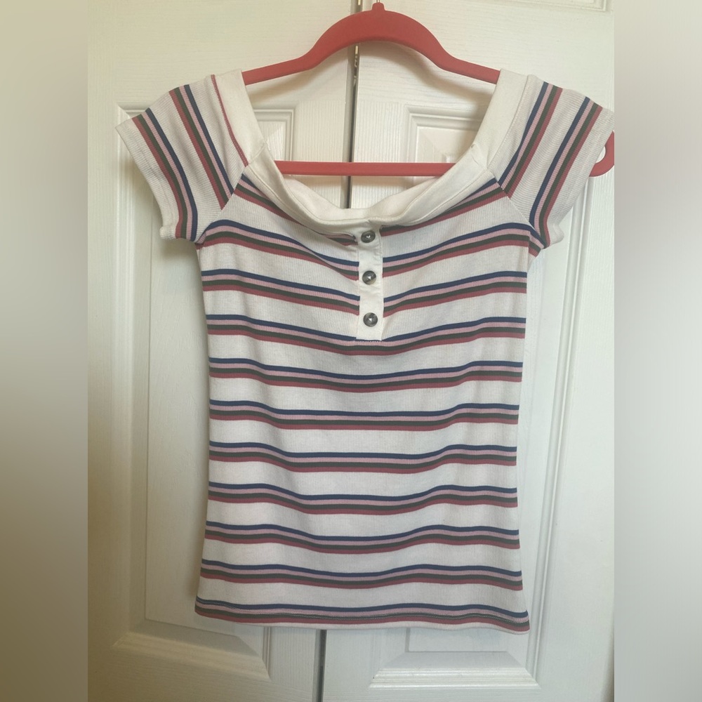 Cute top, size M, fits more like a small. Has some stretch!